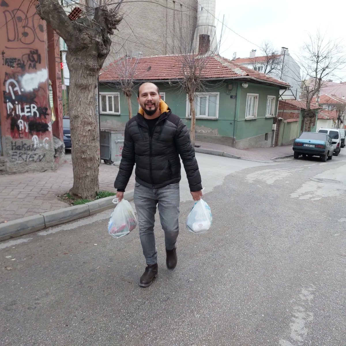 AkOdunpazariGnc's tweet photo. İlçe Başkanımız Özcan Yıldız Erenköy Mahallesinde hane ziyaretleri yaparak ailelere ikramlarda bulundu. https://t.co/Z88T4uKsC4