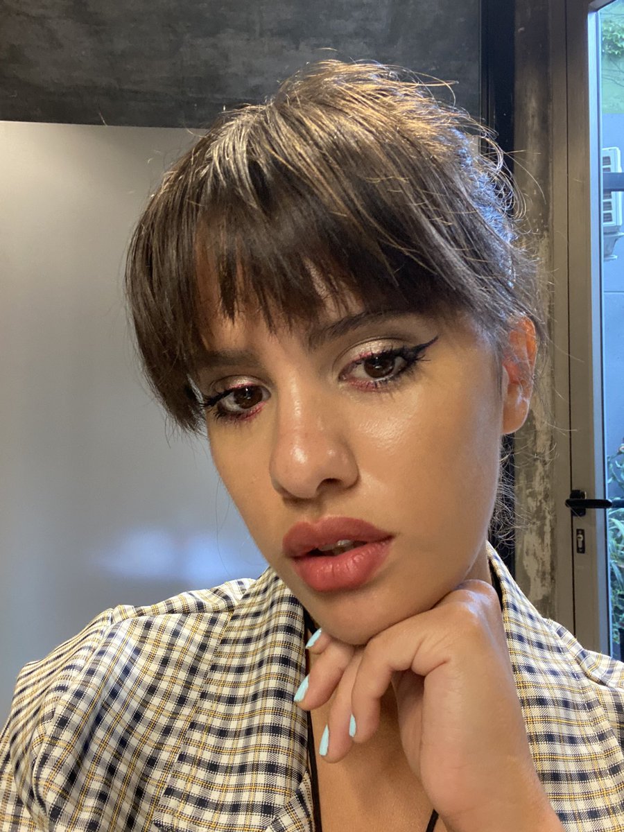 CamiluOficial's tweet photo. Arrojé este makeup de lanzamiento 😏 https://t.co/kNMTOiuYXF