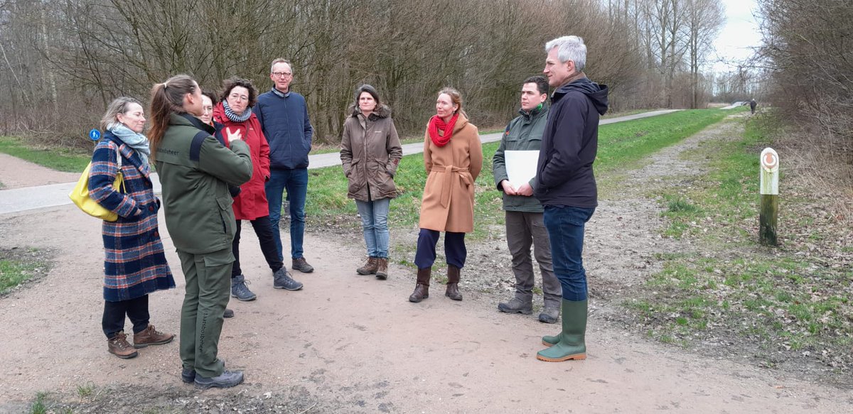Meer en gezonder bos voor een betere biodiversiteit. <a href="/staatsbosbeheer/">Staatsbosbeheer</a> en @provincieZuidHolland maken hier samen werk van! Waardevol werkbezoek van en met gedeputeerden <a href="/AnneKoning/">Anne Koning</a> en @BerendPotjer in het Abtswoudse bos.
