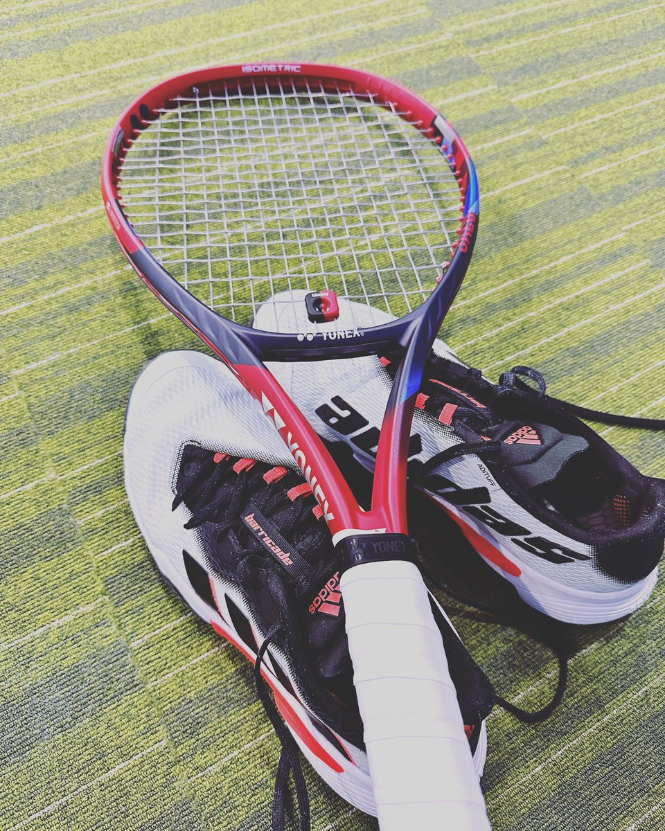 teru4454's tweet photo. TGIF 深夜の #修行 だん🎾
YONEX VCORE 100 2023 
シングルス
先週からあまり来れてないのですが、フォアは感覚が結構ズレてた😢
バックはなんとか安定感あり！
エースもバックの方が取れる😅
#跳高弾道スピン 
#07VCORE
#VCORE
#TheArtofSpin
#ヨネックス 
#YONEX
#tennis
#テニス https://t.co/ky7F40IKls