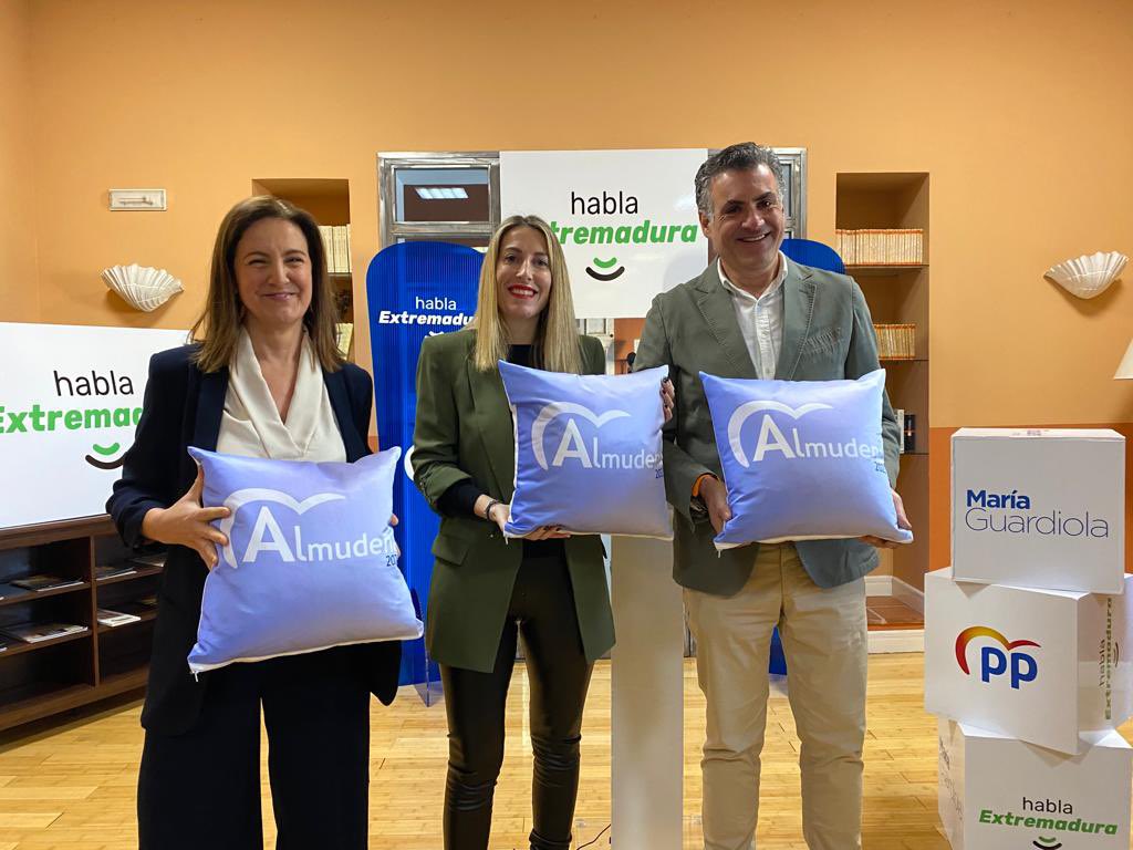 jmballestero's tweet photo. Hoy nos ha acompañado, quien será la primera presidenta de la Junta de Extremadura @MGuardiolaPP para presentar de candidata a la alcaldía, a quien será la primera alcaldesa de #Coria @DomingoAlmudena 
#Coriaentretodos #Extremaduraentretodos #Españaentretodos https://t.co/L2tovTjwpP