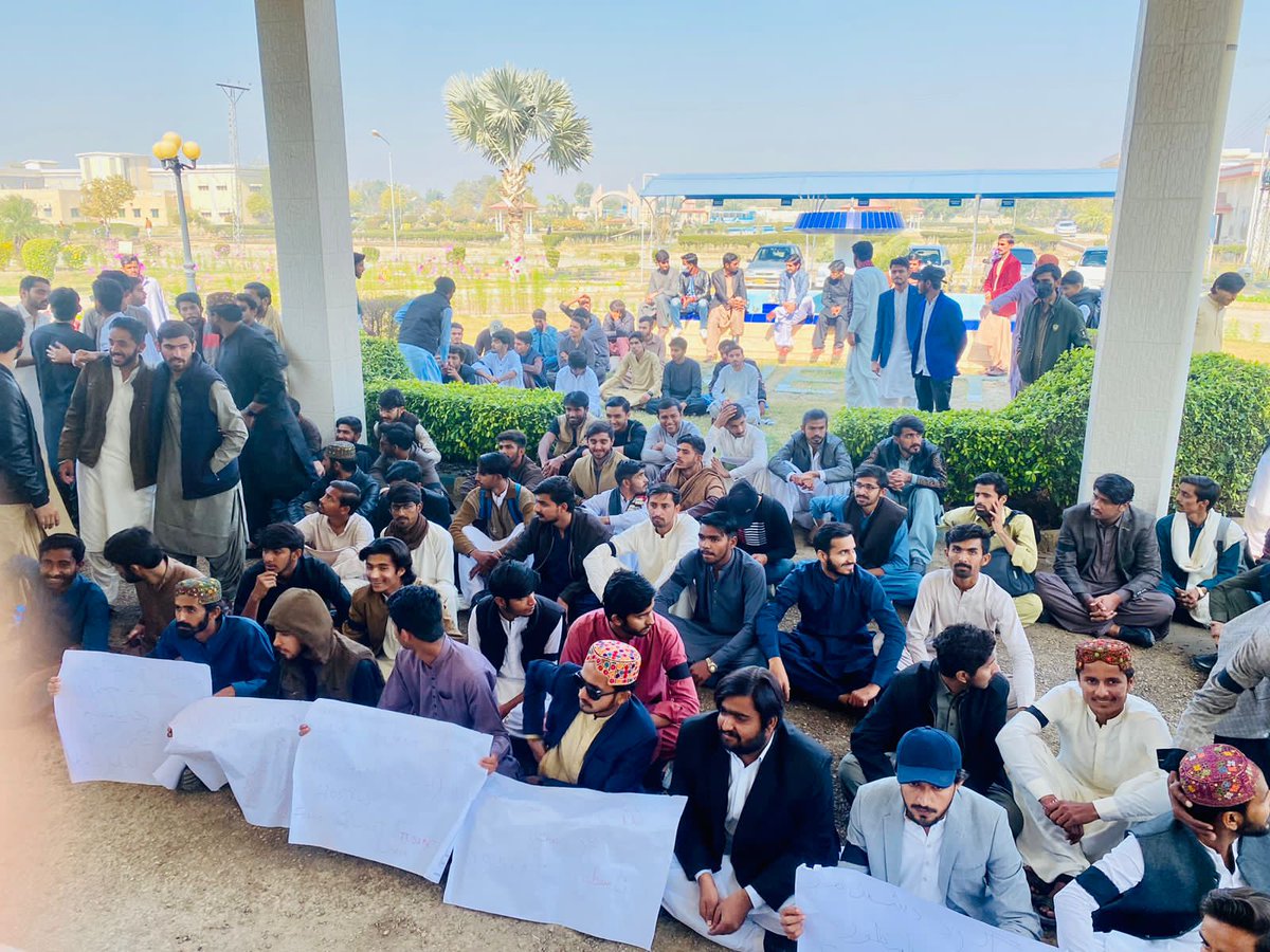 IRFANALI4540's tweet photo. Stop threating the students who are protesting for their basic rights.
#queststudentswantsjustice
@BBhuttoZardari
@AseefaBZ 
@psfmansoor https://t.co/OaPUPci5jW