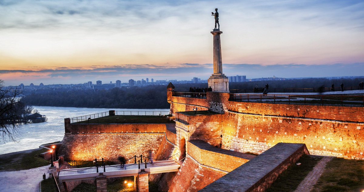 vlada5pet's tweet photo. Kalemegdanska tvrđava je dugo odolevala, zato što je projektovana za odbranu od spoljašnjeg neprijatelja... Napadu iznutra se niko normalan nije nadao... https://t.co/8hyTubu7x5