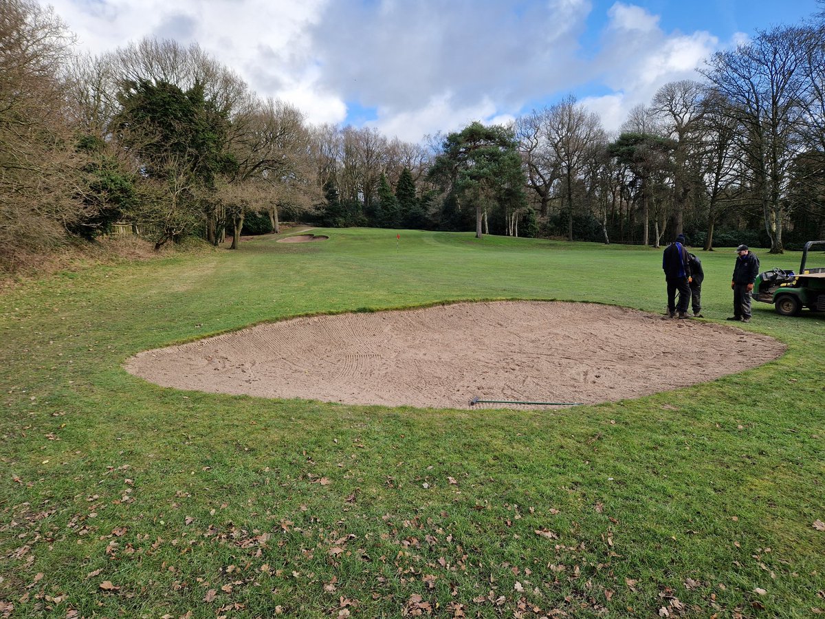 DunhamGreens's tweet photo. What started out as a small face-lift, became a full overhaul of the LH fway bunker on 14. A day &amp; ½ we were all prepped ready for the arrival of @EcoBunkerLtd. Fantastic service, quickly fitted, and the liner looks spot on. Great ending to another big week @DunhamForestGC https://t.co/krpheuPnJF
