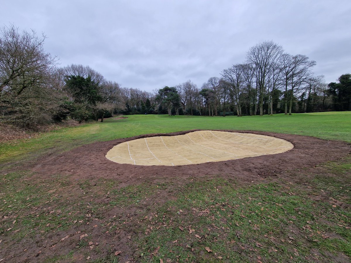 DunhamGreens's tweet photo. What started out as a small face-lift, became a full overhaul of the LH fway bunker on 14. A day &amp; ½ we were all prepped ready for the arrival of @EcoBunkerLtd. Fantastic service, quickly fitted, and the liner looks spot on. Great ending to another big week @DunhamForestGC https://t.co/krpheuPnJF