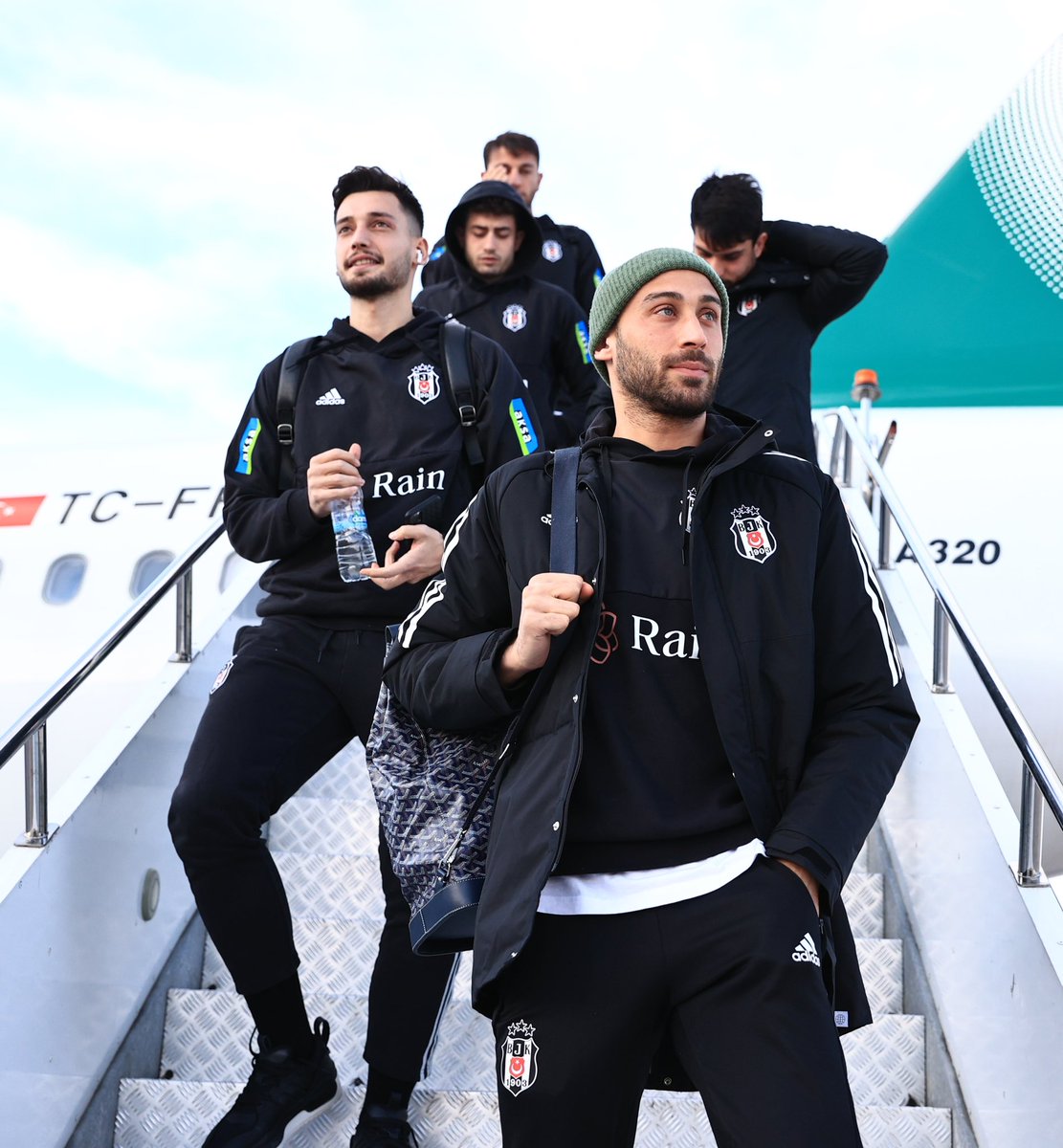 Besiktas's tweet photo. 🦅 Beşiktaşımız Sivas'ta!

Karayolu ulaşım sponsorumuz @temsaturkiye, Sivas'ta da yanımızda. 

#SİVvBJK https://t.co/7wY6M4Vky1