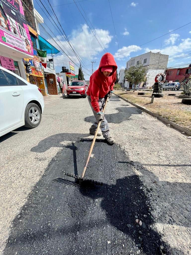 sergiobanosr's tweet image. Familia, seguimos atendiendo a través de la Secretaría de Obras Públicas sus reportes de bacheo al número 📲 771 118 7038. 

Llevamos el #ProgramaDeBacheo 👷🏻‍♂️ a Villas de Pachuca en la avenida Cisnes, ¡así estamos #CumpliendoPorTuFamilia ✅👨‍👩‍👧‍👦!