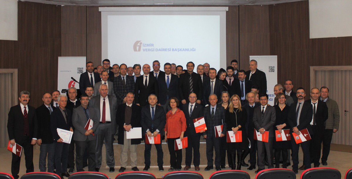Vergi Dairesi Başkanımız Sn. Ömer ALANLI ve Grup Müdürlerimiz tarafından, 2022 yılı içerisinde vergi kayıp ve kaçağının tespiti ve önlenmesi konusunda başarılı ve etkin şekilde mücadele eden Denetim Grup Müdürlüğünde görevli personelimize teşekkür belgeleri takdim edilmiştir.
