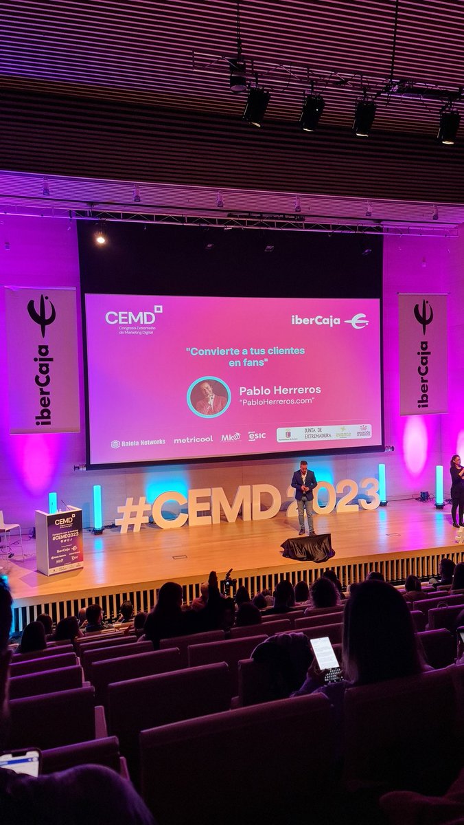 contacteando's tweet photo. En @CEMKTD arranca la "hora de en-sueño", la más difícil, las 16:00 horas!

A @PabloHerreros  le toca despertar de la #siesta a la gente de #CEMD2023 https://t.co/SZDMgEGmLo