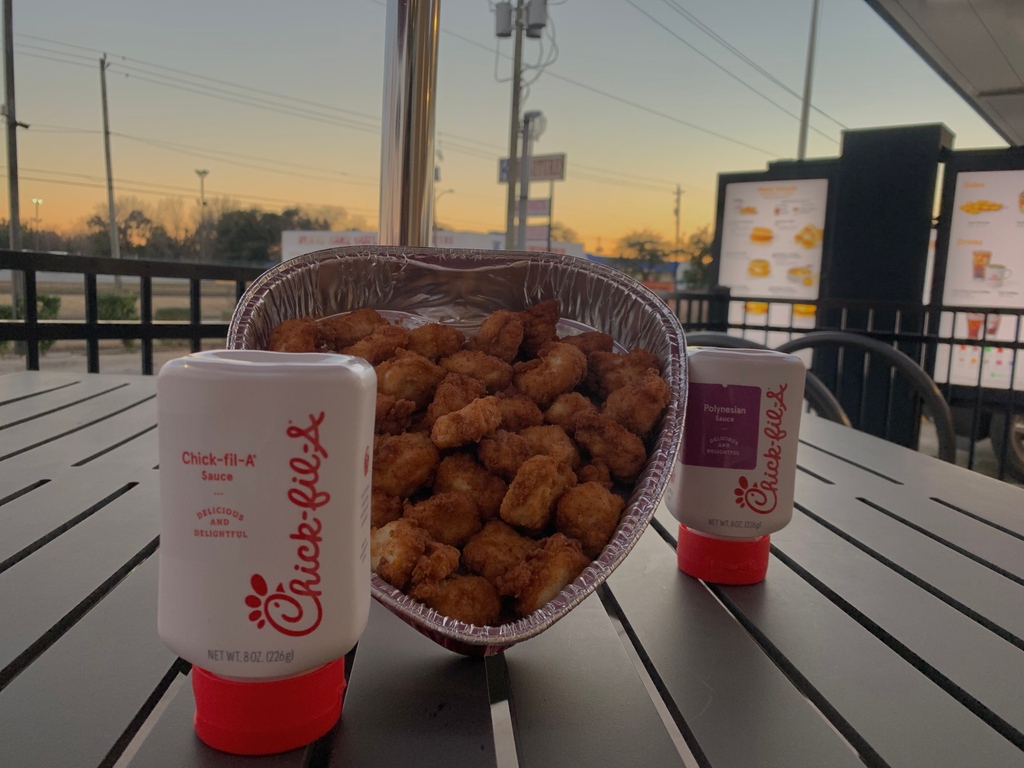 cfaalmeda's tweet photo. Heart Trays are back!
 You can order:
- 10ct Chick-n-minis 
- 6 ct cookies
- 30 nuggets
- small brownie tray
#food #houston #eatmorechicken #chickfila #takeout #catering #drivethru  #chickfilapp #cfa #cfahouston #homegrown #explore https://t.co/jBNwRMnZXB