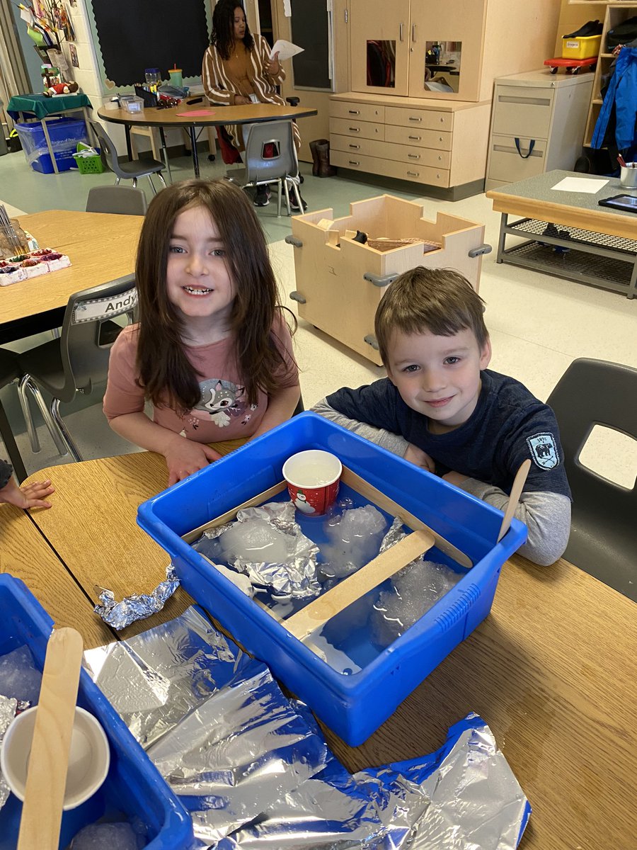 Mrs_Luciani's tweet photo. Polar bear inquiry on this very cold day! 🐻‍❄️ #keepingupwiththekinders @AnthonyBrampton https://t.co/F3yoi1zhLa