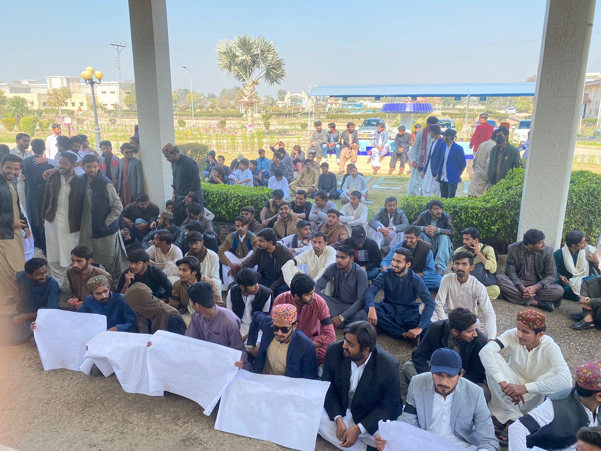 DanishrazaB's tweet photo. #QuestStudentsWantsJustice
@BBhuttoZardari
@BBhuttoZardari
@fbhutto
@psfmansoor
@LalaMuradKhan
@
1)Students need clean drinking water
2) Students want warm water for bath 
3) We want cheap and quality food
4)Cleanliness is one of the main issue at hostels https://t.co/gXhNyXXIQT