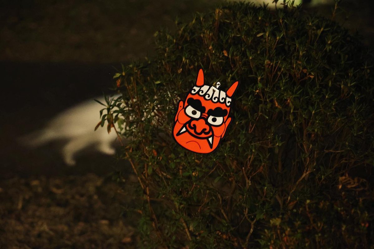 節分。
毎年同じ設えなので
今年は少し変えて
古物の福の神、恵比寿大黒も一緒に。
（これらは全て1号が飾っています）
外の鬼の面に向かい「鬼はー外！」
お家の中へ「福はー内！」と相変わらずの大声で。
そうこうしている内に
あれれ？イワシが消えている。
イワシ泥棒が鬼の後ろに写り込み逃亡中。