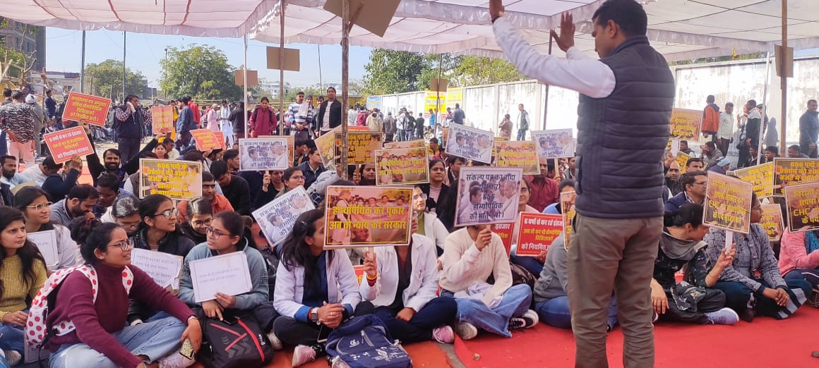 rajhomoeo656's tweet photo. होम्योपैथी विश्व की दूसरी सबसे बड़ी चिकित्सा पद्धति के साथ न्याय करें। एक साल पहले 127 दिन धरने को पुन स्थगित कर धरना शुरू किया #656होम्योपैथिक_चिकित्सको_के_प्रस्ताव_को_बजट_शामिल_करे @ashokgehlot51 @drsubhashg @RahulGandhi @OfficeofGSD @Sukhjinder_INC https://t.co/hNya8or5nO