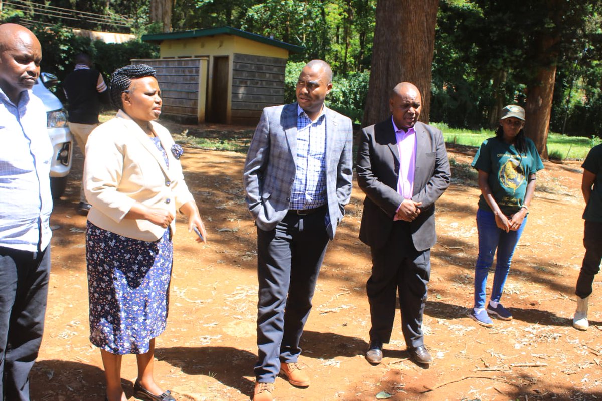 Karasinga3's tweet photo. Beside CCF, Mr. Julius Kamau, on the left is Mr. Andrew Soi; Central Highlands Conservancy Regional Forest Conservator and Ms. Esther Mugo; Nyeri Central sub-county forester on his right.what a visit to our volunteer and staff ..
#Dedankimathi66yearslater
#Treeforheros https://t.co/AGUSMtN7R7