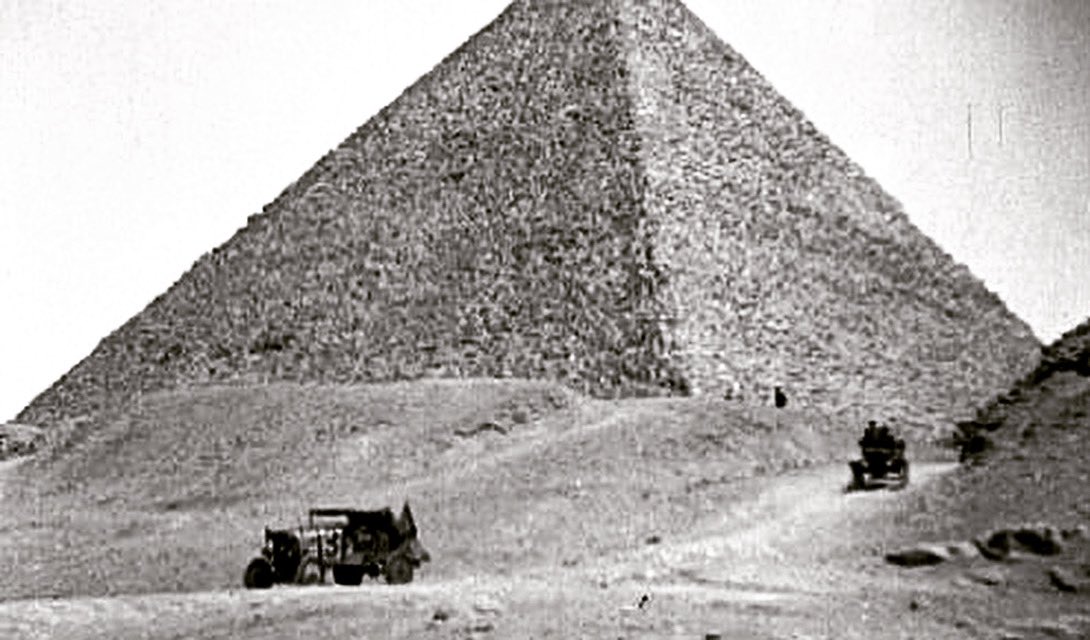 AlohaWanderwell's tweet photo. 1924-1925 “Queen of Adventure” Aloha Wanderwell drives trough The Great Pyramids of Giza. The Wanderwelll Expedition and Model T Fords arrive to set up camp in front of the Sphinx. Incredible journey by automobile.
Website https://t.co/NyYHPIdMjP
#AlohaWanderwellBaker
#AlohaBaker https://t.co/bEqkkiHsj7