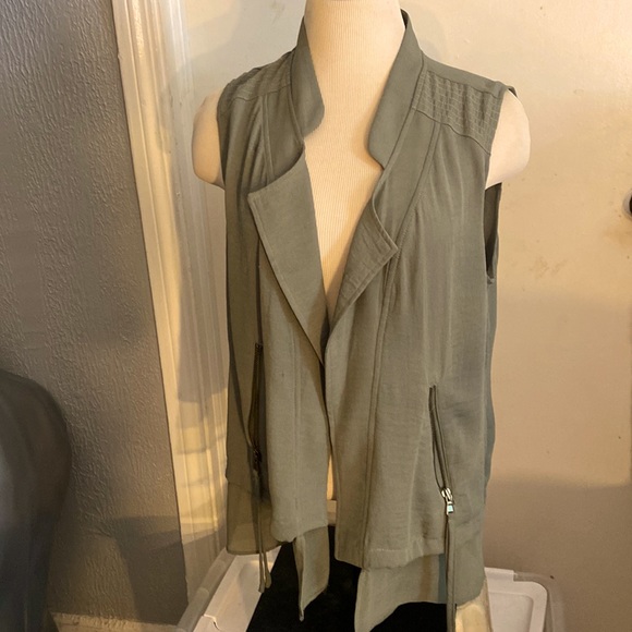 tNtResell's tweet photo. So good I had to share! Check out all the items I'm loving on @Poshmarkapp #poshmark #fashion #style #shopmycloset #womensbest #chicos: https://t.co/VNbic5oLVZ https://t.co/HvfG6nVS1O