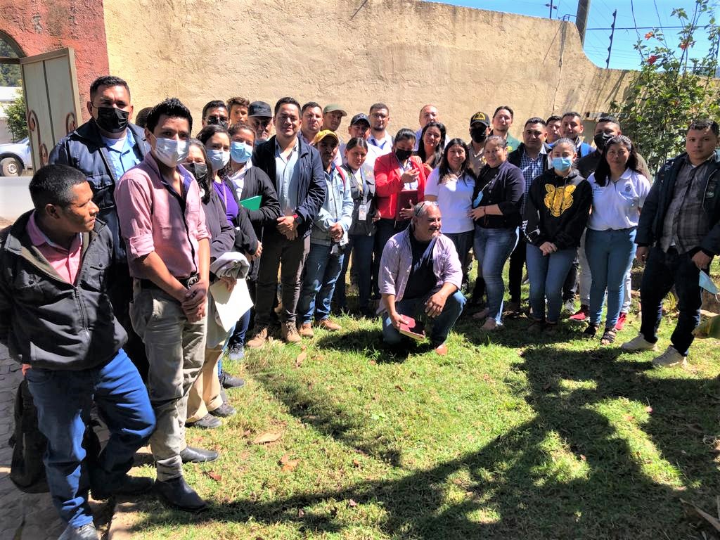 FAOHonduras's tweet photo. 📍𝐈𝐧𝐭𝐢𝐛𝐮𝐜á
Como acción fundamental para la operatividad del #COIIF, @FAOHonduras a través del proyecto #Conecta+ apoya al @ICFHonduras en la caracterización de los recursos humanos y logísticos disponibles por institución para combatir los #IncendiosForestales en la zona. https://t.co/uf0EeogW6R
