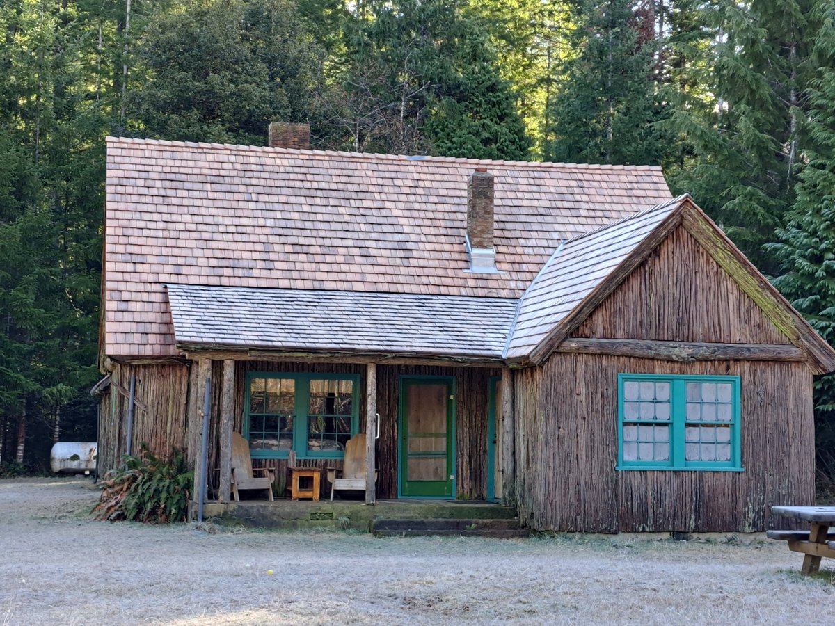 RRSNF's tweet photo. The Cedar Bark House has a new roof! Built in 1936, it's Cascadian Style architecture and one of the largest cedar bark buildings in the PNW. It's covered with Port-Orford cedar bark and Port-Orford cedar paneling in the interior and it has a fireplace made from petrified wood. https://t.co/vDkIMXqaDd