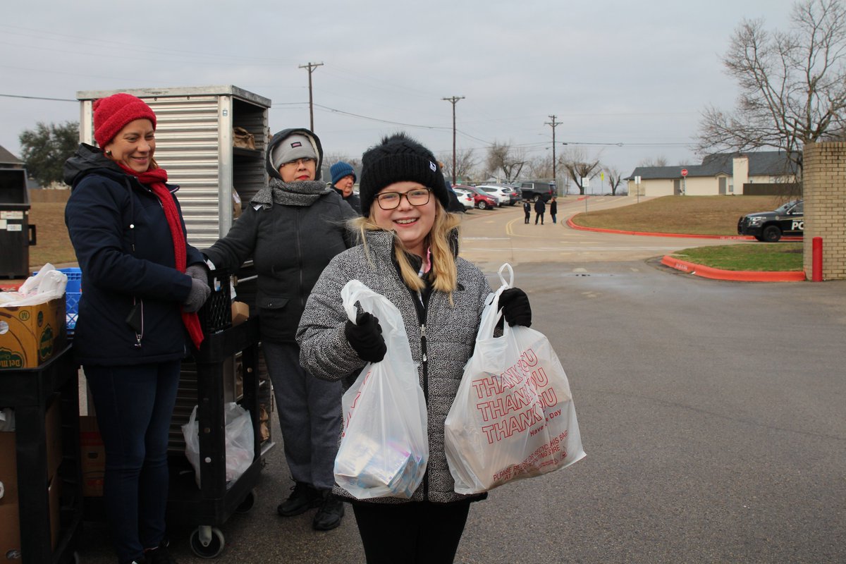 RoundRockISD's tweet photo. With thousands of families still without power or heat after the Feb 2023 ice storm, The @RoundRockISD  Food Services team served curbside meals to over 1,000 families. Thank you to everyone who prepared the meals and braved the cold to serve our great community. @FoodRRISD https://t.co/qFBvuebbEG