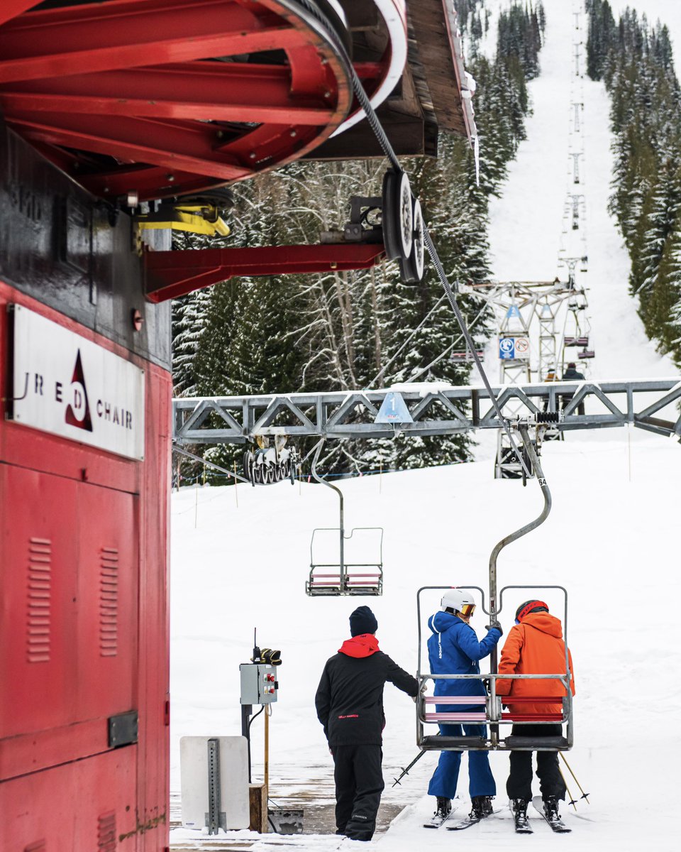 IkonPass's tweet photo. This is #TheGoodLifeatRED: snowy Kootenays, 5 peaks, daily dose of shRED, on-mountain après, and waking up in a ski-in/ski-out cabin accessible only by chairlift in Paradise Basin.

Go behind the scenes at @redresort with @AEngerbretson: https://t.co/dDSIs8R8XU 

📷: @ashvoykin https://t.co/ZLvs6IMNAF