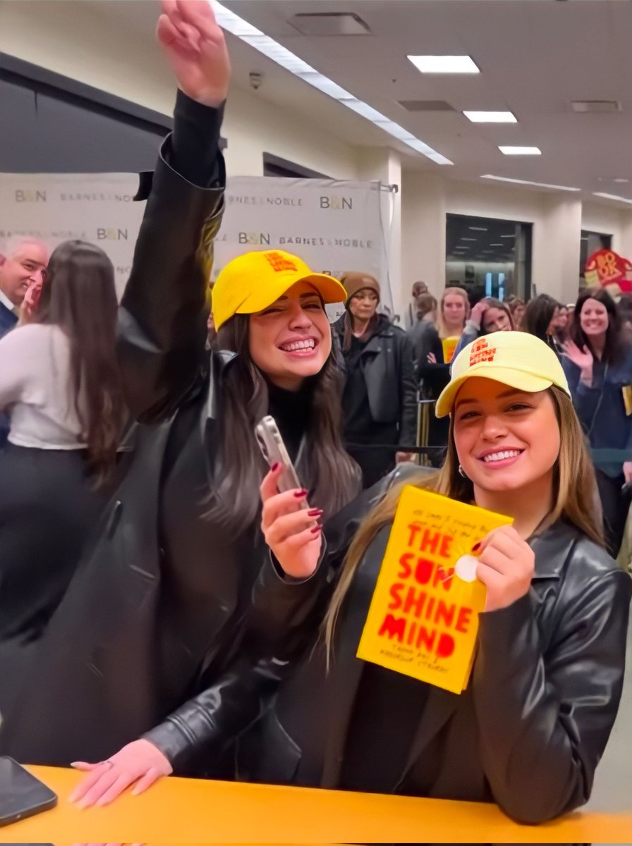 em_sofianatics's tweet image. The Most Ever Supportive Sisters 
&amp;amp; BestFriends The #CharSisters
#SofiaCarson #PaulinaChar