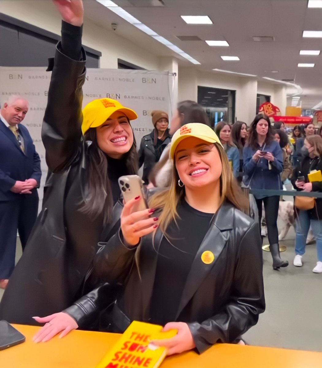 em_sofianatics's tweet image. The Most Ever Supportive Sisters 
&amp;amp; BestFriends The #CharSisters
#SofiaCarson #PaulinaChar