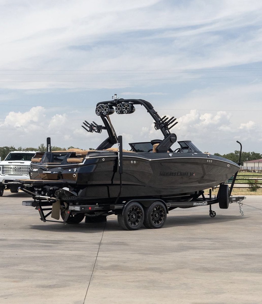 Nothing beats a MasterCraft Xstar S 
-
#mcboatcommunity #lakelife #boating #surfing #wakeboat