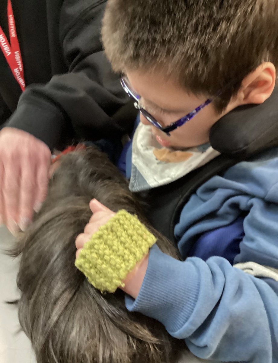 IvyHouseSchool's tweet photo. Emeralds had lots of fun yesterday meeting a variety of visiting animals from CJ's pets 2U. They enjoyed looking, feeling, and listening to the different sounds they made. Some of them even held a snake! 🐍🐰 https://t.co/TdoItsnye2