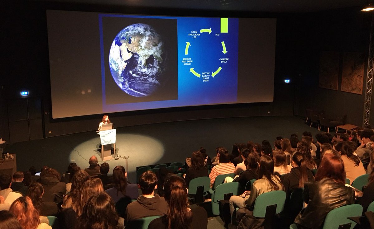 edd_acrennes's tweet image. #EDD 
OBJECTIF ODD #ODD10 #ODD16
Second temps fort de l&apos;appel à projet académique @acrennes à Brest @Oceanopolis_ 
Intervention devant les lycéens : conférence d&apos;Emilie Gaillard sur les droits des générations futures 
🕊🌏