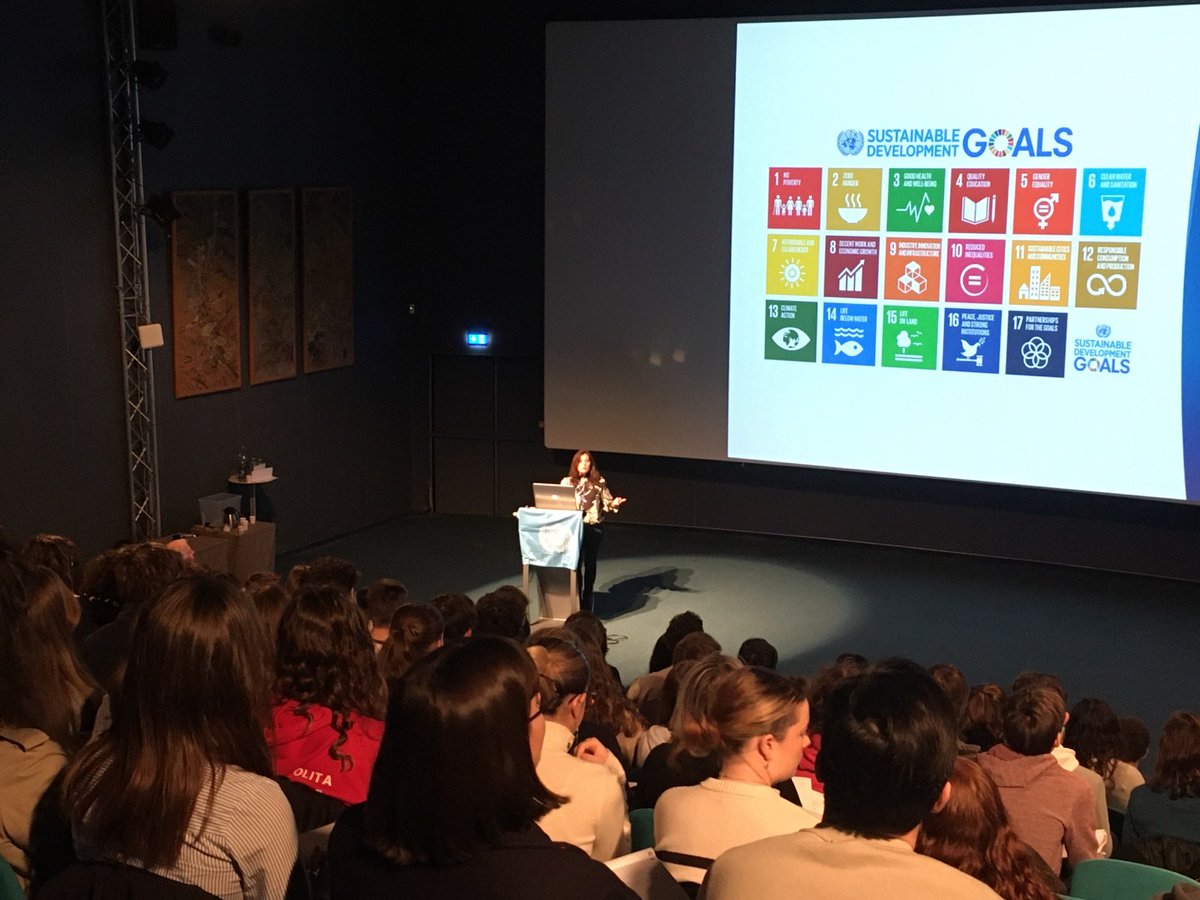 edd_acrennes's tweet image. #EDD 
OBJECTIF ODD #ODD10 #ODD16
Second temps fort de l&apos;appel à projet académique @acrennes à Brest @Oceanopolis_ 
Intervention devant les lycéens : conférence d&apos;Emilie Gaillard sur les droits des générations futures 
🕊🌏