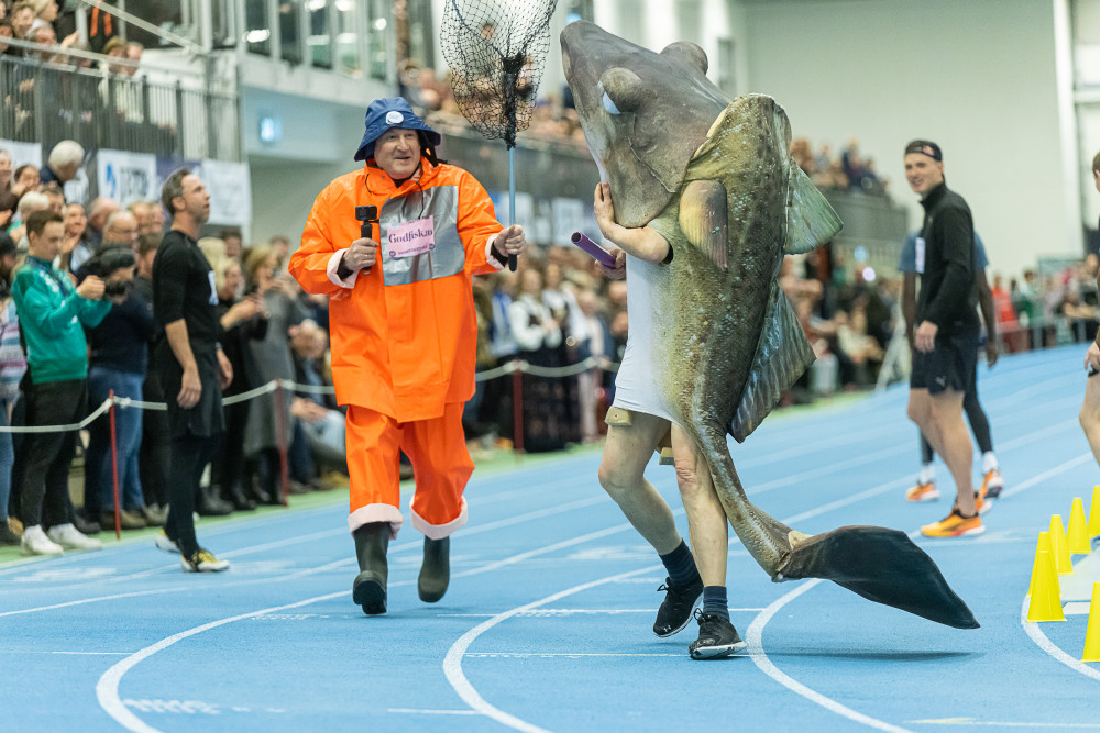 Da Karsten Warholm inviterte verdenseliten i friidrett til å konkurrere hjemme i Ulsteinvik, stilte Sjømatrådets Team «Godfisk» på showstafetten, utkledt som skrei, fisker og kokk. norges-sjoematraad-as.mynewsdesk.com/news/skreien-t…