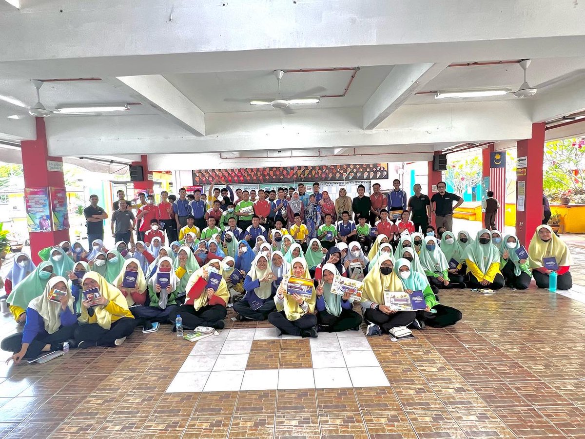 info_mrm's tweet photo. MRM bertandang di SMK Desa Cempaka, Bandar Baru Nilai untuk program Design Outreach bersama murid-murid dan guru! #designoutreach #outreach #outreachprogram #mrm https://t.co/S2JiMHpgAe