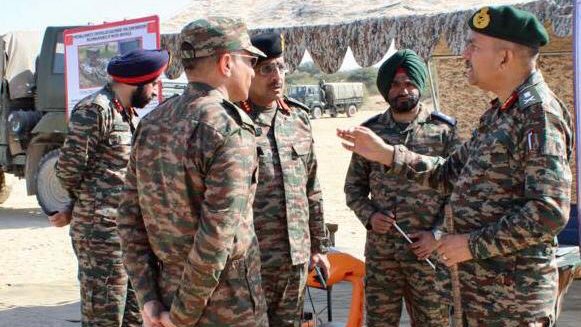 Lt Gen AK Singh,GOC-in-C #SouthernCommand visited Combat Engineer Training Camp #Nachna to review operational preparedness of #SabseBehtarBrigade of #StrikeSappers.He exhorted & appreciated all ranks for high training standards & professionalism #SudarshanChakraCorps