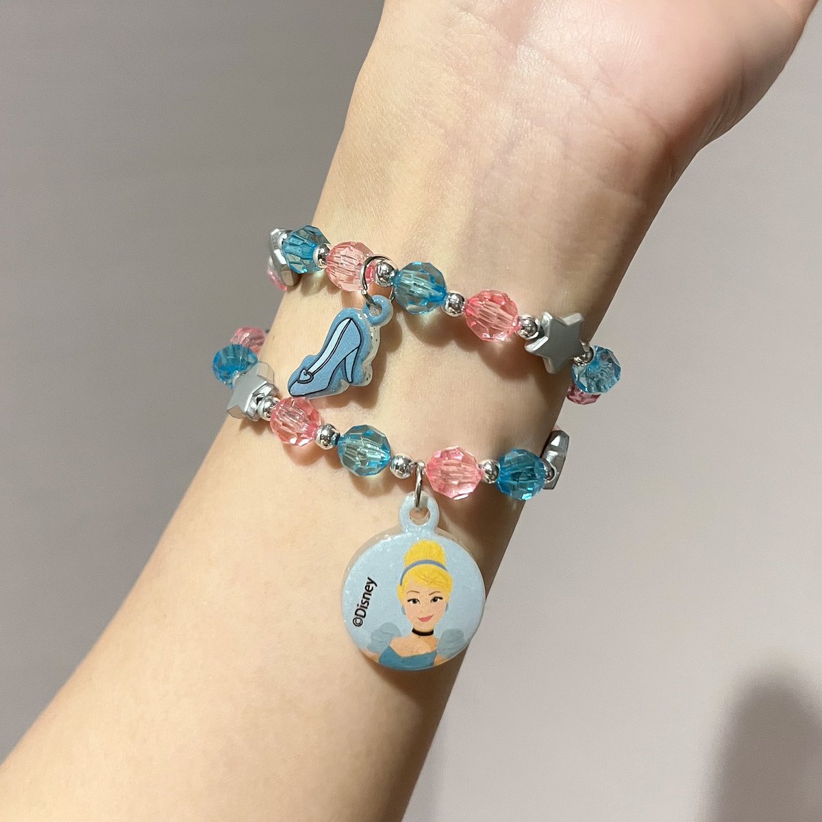 Nutties11311's tweet photo. Y2k ใส่เครื่องประดับเด็กก็ได้ 😍 นี่ไปเดิน https://t.co/BleFSK1tAb เจอ คอล Disney น่ารักมากกกกกกก😍 จริงๆก็เป็นของเด็กแหละ แต่ผู้ใหญ่ก็ใส่ได้ แต่ละอย่างราคาคือน่ารักมาก นี่ว่าจะไปซื้อมาเพิ่มอีก น่ารักจริงๆ 
ที่เห็นจะมีแอเรียล ซินเดอเรลล่า  มิ้กกี้ เอลซ่า https://t.co/Pqfaft5LrM