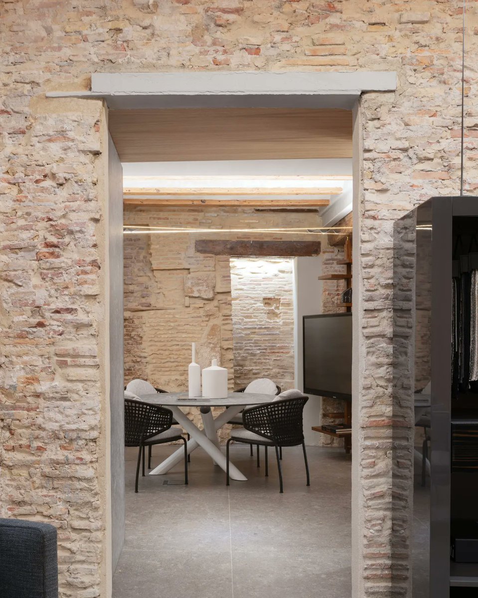 Junto a nuestro estudio de #arquitectura en Valencia, se encuentra una exposición dedicada en exclusiva a la firma de mobiliario contemporáneo #Minotti. Un espacio delicado en sintonía con el estudio, que emana elegancia, #diseño y vanguardia.
pepecabrera.com