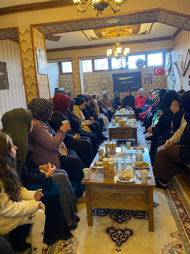Zeynepvurmaz's tweet photo. Sivil Toplum ve Halkla ilişkiler Birimimizin organize ettiği "Hemşeri Buluşmaları" programında Karayolları Mahallemizde Güneydoğu bölgemizin güzide şehirlerinden biri olan Siirt'li hanımlarla bir araya gelip, gönül köprüleri kurduk.

#2023YolundaBiriz #KadınlarlaHedef2023 https://t.co/5Vn7K8Kt6y