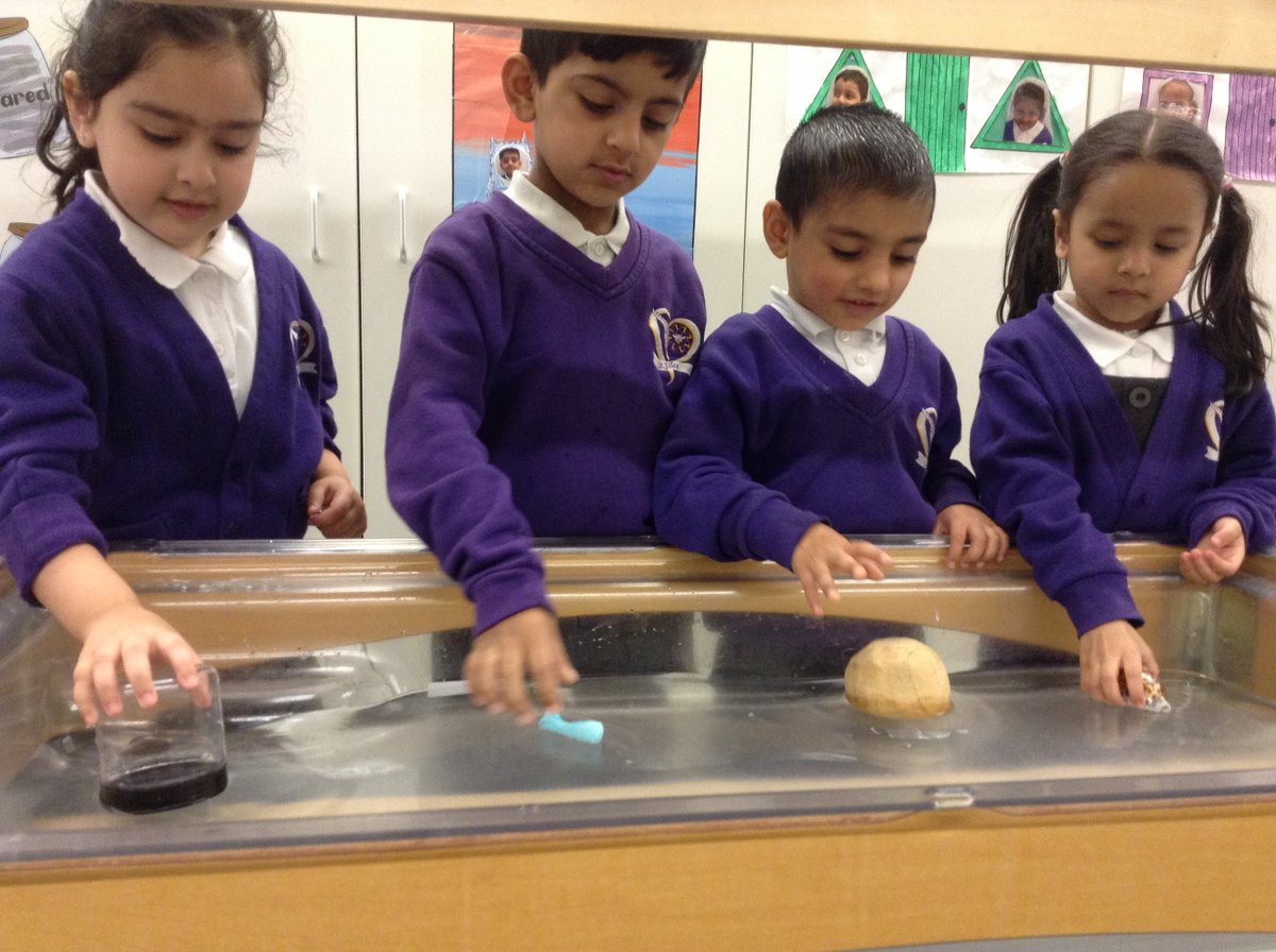 StSilas_Primary's tweet photo. Ash Class are keen on exploring different places. We tested which materials would float and which would sink. We then used our findings to create boats to sail the seven seas. #EYFSScience #FloatingAndSinking 🌍⛴️ https://t.co/9D4CZUQZeD