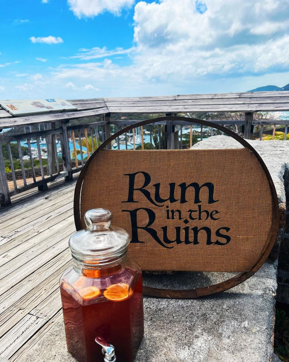 Time for #WetFebruary... Start the weekend right with a refreshing cocktail and some juicy tales of the past!
🥃 Discover more: ow.ly/l54o50MIYOJ
#RumInTheRuins #AntiguaHistory #AntiguaNationalParks #Sundowners #AntiguaNice