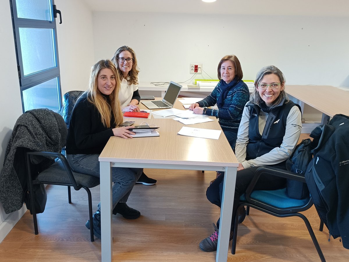 ITACYL's tweet photo. Reunión de seguimiento del proyecto FEADER “#Poliaminas como indicadores de estrés en viñedo y su relación con la microbiota” de los Grupos de Enología y de Microbiología de #ITACyL con @PagoCarraovejas para la revisión de resultados y determinación de los siguientes muestreos https://t.co/6xTu55bMCa