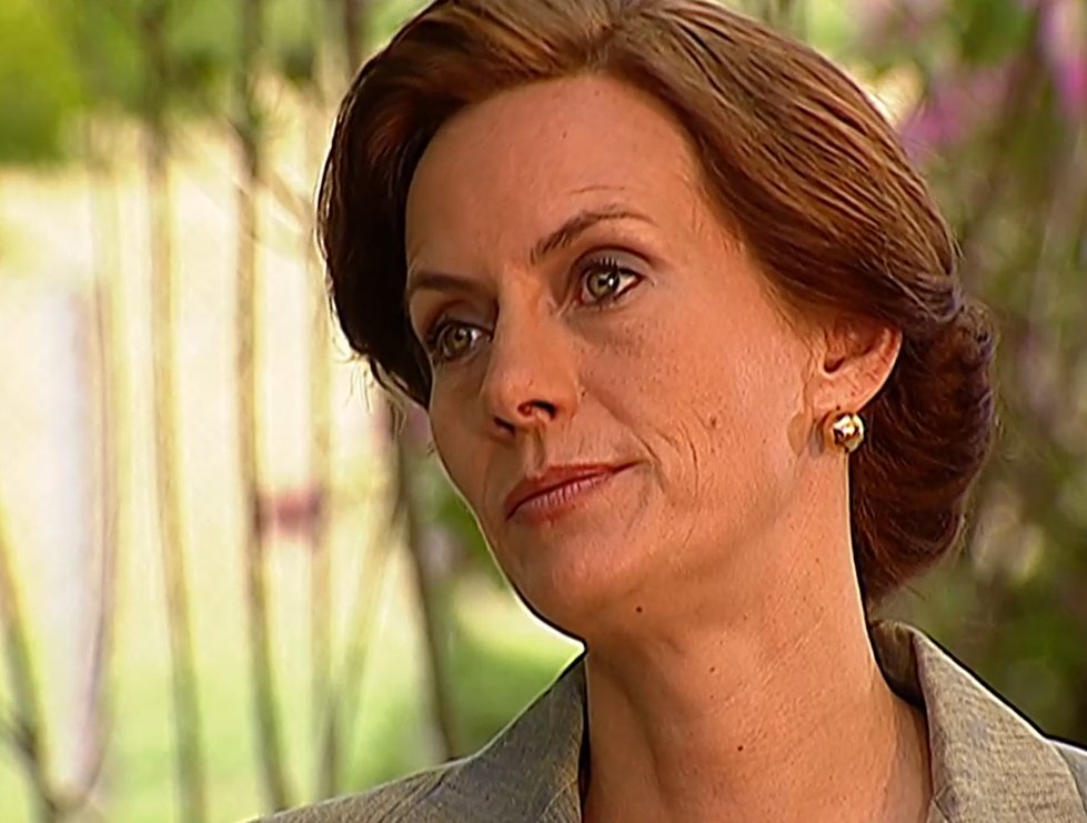 xLaTormenta's tweet photo. #LaTormenta #LaTormentaNova #LT40 Edelmira le da un veneno a Isabella para que acabe con su tío. https://t.co/xbWtd1gJiw