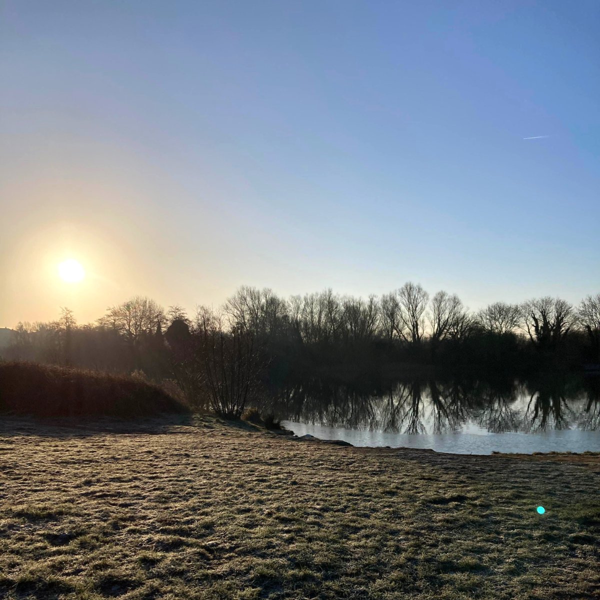 Need to take a break from studying? Or grab some fresh air before you dive back in? UEA has got you covered. Just take a look at how beautiful it was on a frosty morning last week ❄️

#ThisIsUEA #UEALibrary #UEALake #LibraryLife #LibraryViews