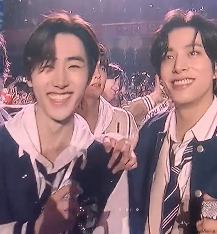 amesoeur_02's tweet photo. look at their big smiles :( https://t.co/HQ4ZU8qDl9