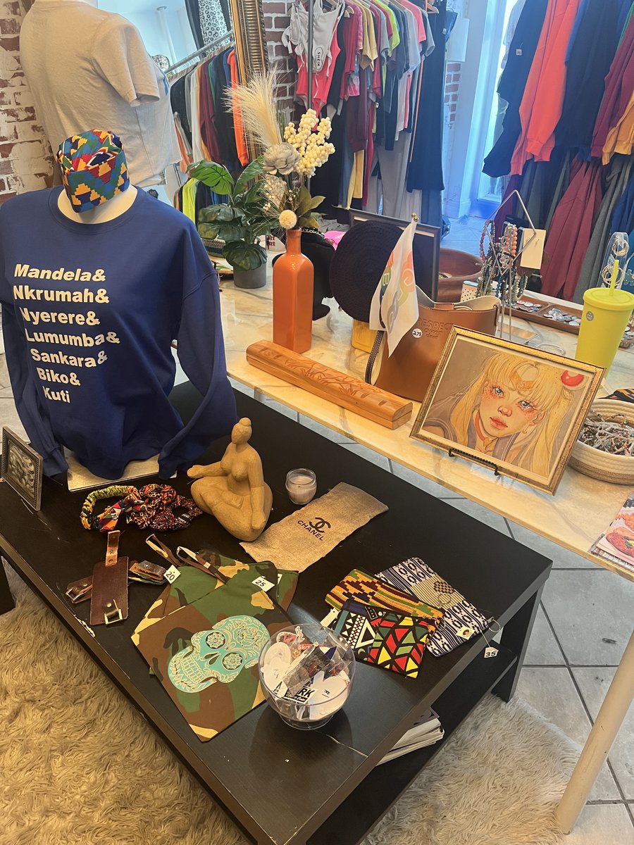 Pop Up Print Shop is a #BlackOwnedBusiness open since 2018 selling graphic designs, custom prints, mugs, jewelry, buttons, and artwork from local artists. 

Emefa Woananu  - @Popupprintshop  -- 83 Halsey St Newark, NJ

#blackentrepreneurship #halseyst #newark #blackhistorymonth
