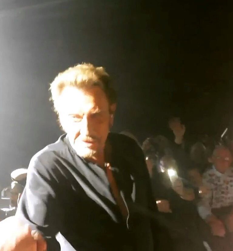 denisgueldry's tweet photo. Bonsoir aux fans du Taulier Johnny Hallyday aux amies amis 👍 je vous souhaite un excellent début de soirée et un bon week-end avec vous proches bises rock'n'roll blues 😘✌️🦅🎸🐺🙏#TeamHallyday #ResterVivantTour #MonPaysCestLamour #JohnnyHallyday5AnsDéjà @LHallyday 
@JohnnySjh🔥 https://t.co/Q6eIk5sg5y