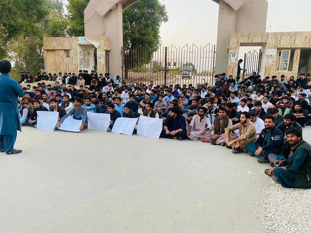 DahaniImtiaz's tweet photo. #QuestStudentsWantsJustice https://t.co/dEBW4a2Y4f