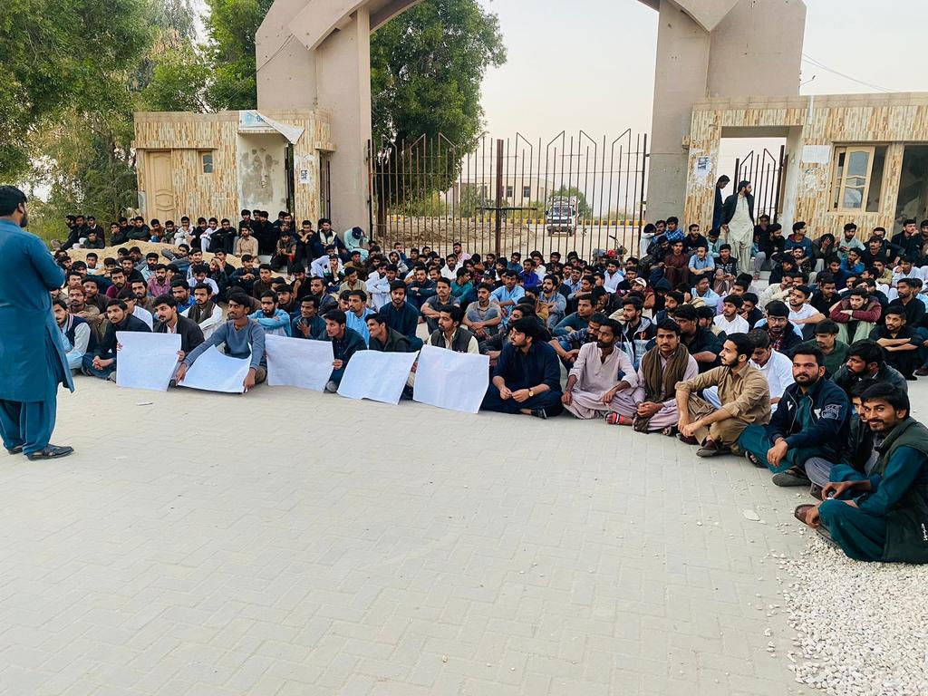 DahaniImtiaz's tweet photo. #QuestStudentsWantsJustice https://t.co/dEBW4a2Y4f