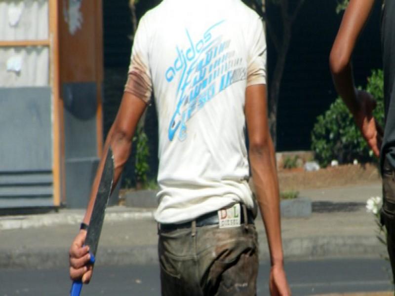 ScheffenC's tweet photo. 🔴 Attaque au couteau

Un homme de 30 ans a été gravement blessé au couteau à Nantes ce vendredi à 11h. Transporté au CHU, son artère fémorale est touchée.

L'auteur présumé, Marocain de 16 ans, a été interpellé. Un autre Maghrébin, également porteur d'un couteau, serait en fuite https://t.co/3iLtZ7Rj65