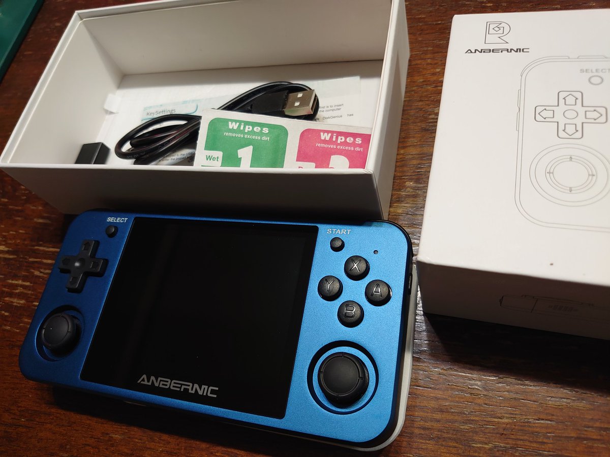 ynabekun2's tweet photo. RG351MP買っちゃいました🙆。
ソフトと吸い出し機はまだ持ってないけど、レトロゲーム体験に一歩前進。
待ってろバンゲリングベイ🚁。待っててチャレンジャー🗡。
#RG351MP #レトロゲーム https://t.co/HwI7l2aLM1