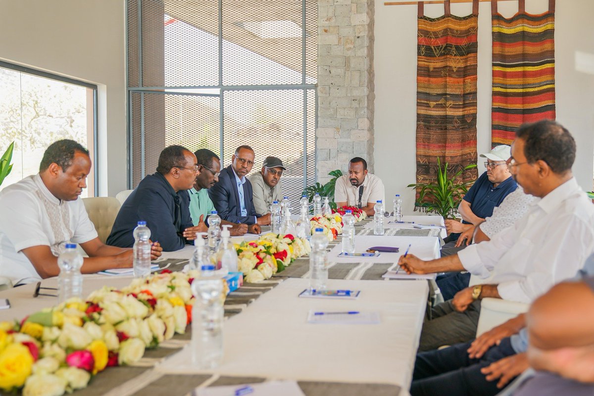ebczena's tweet photo. የፌዴራል መንግሥት እና የህወሓት የሰላም ስምምነት ኮሚቴ አባላት ጠቅላይ ሚኒስትር ዐቢይ አሕመድ በተገኙበት ለመጀመሪያ ጊዜ ተገናኙ https://t.co/q3Yhpn2i2D